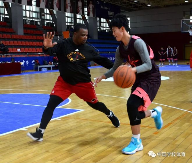 关于羽毛球赛场再起风云:东海赤兔队小胜闽南火箭队,脚步移动更到位观赏性拉满的信息-九游娱乐入口