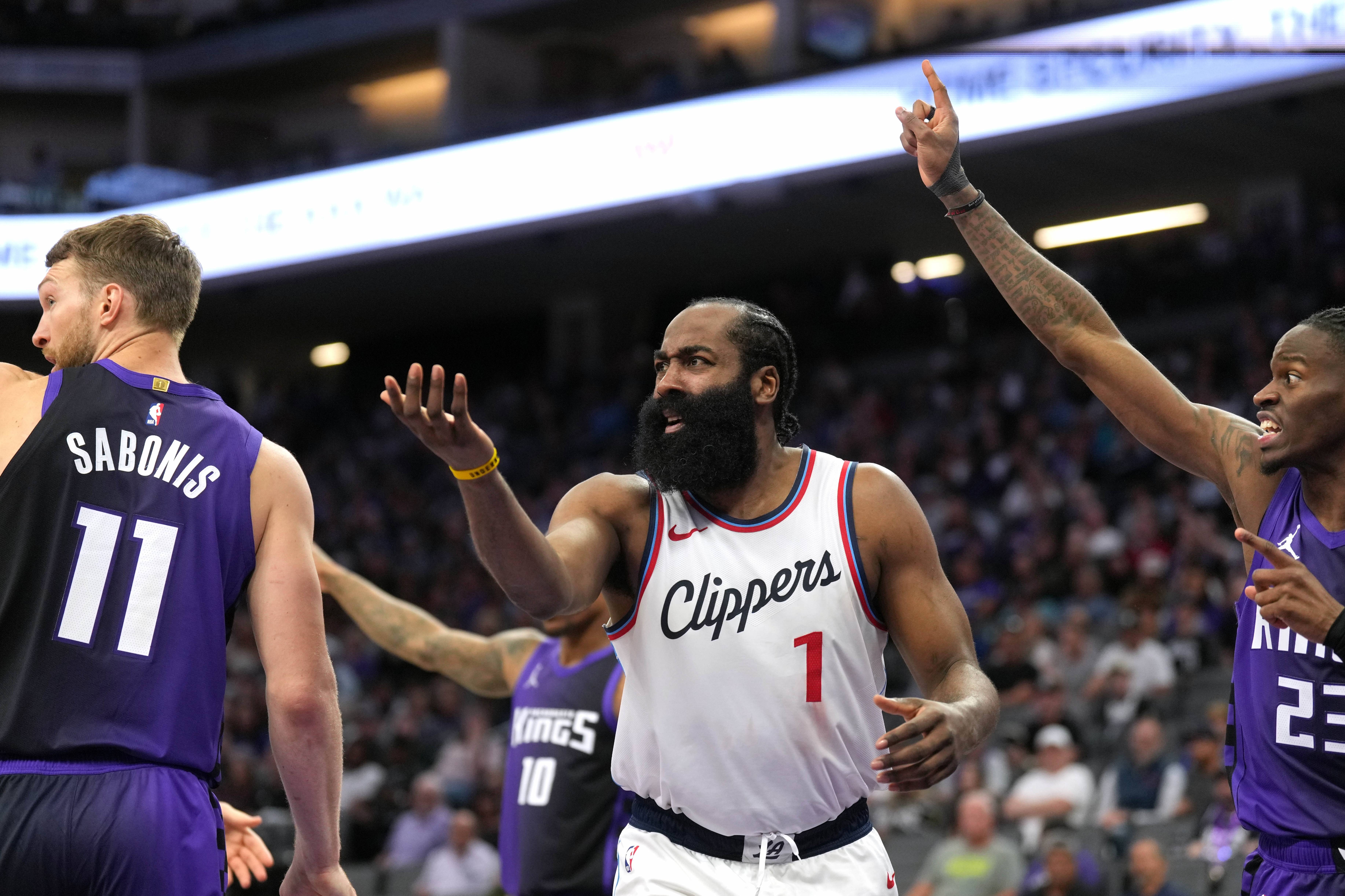 包含英超冲刺阶段再迎强敌，洛杉矶快船绝杀压哨，主帅态度：目标明确，数据趋势出现新变化的词条